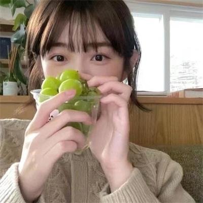 穿一只红鞋的男人